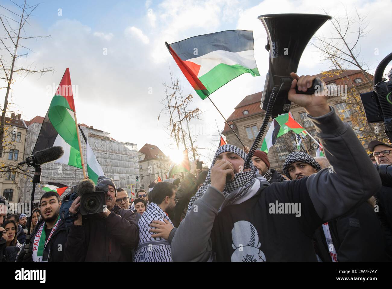 18.11.2023, Deutschland, Berlin, Berlin - große pro-palästinensische Demonstration. Palästinenser und politische Gruppen demonstrieren für den Frieden in der Mitte Stockfoto