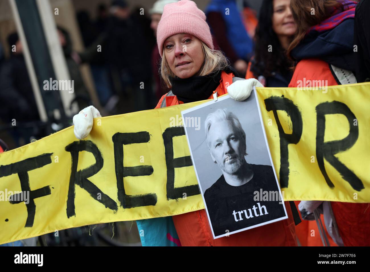 25.11.2023, Deutschland, Berlin, Berlin - Pro-Putin-Friedensdemonstration - Nein zu Kriegen. Teilnehmer mit einem Banner und Foto von Julian Assange. Demonstratoren Stockfoto