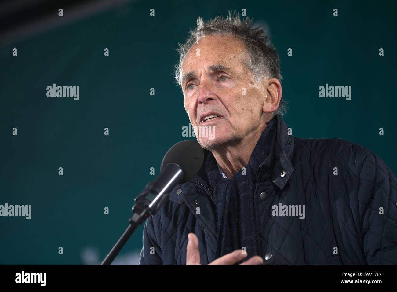 25.11.2023, Deutschland, Berlin, Berlin - Pro-Putin-Friedensdemonstration - Nein zu Kriegen. Sprecher Dr. Michael von der Schulenburg (Diplomat, stellvertretender Sekretär Stockfoto