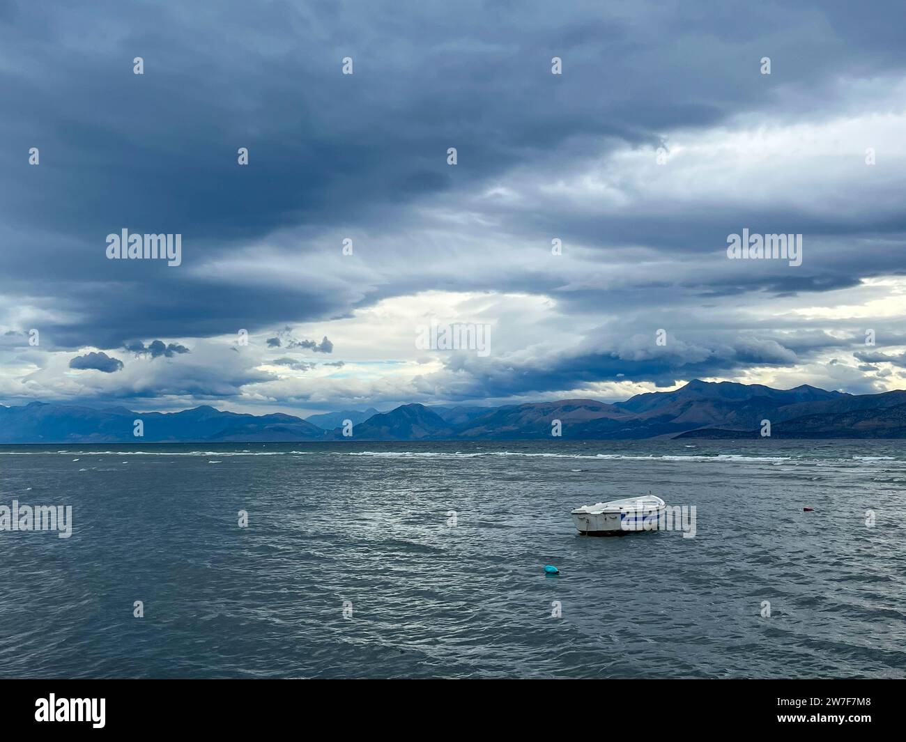 05.09.2023, Griechenland, Kalamaki, Korfu - Blick vom Kalamaki-Strand im Nordosten der griechischen Insel Korfu über das Ionische Meer in Richtung Festland Stockfoto