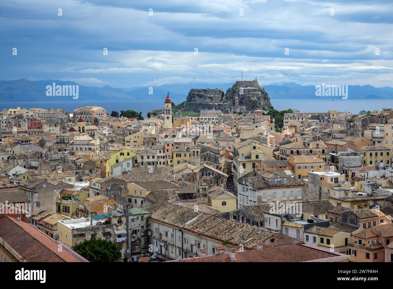 06.09.2023, Griechenland, Korfu-Stadt, Korfu - Stadtblick von Korfu mit der Griechisch-orthodoxen Kirche Agios Spiridon und der Neuen Festung. Zurück auf dem Festland Stockfoto