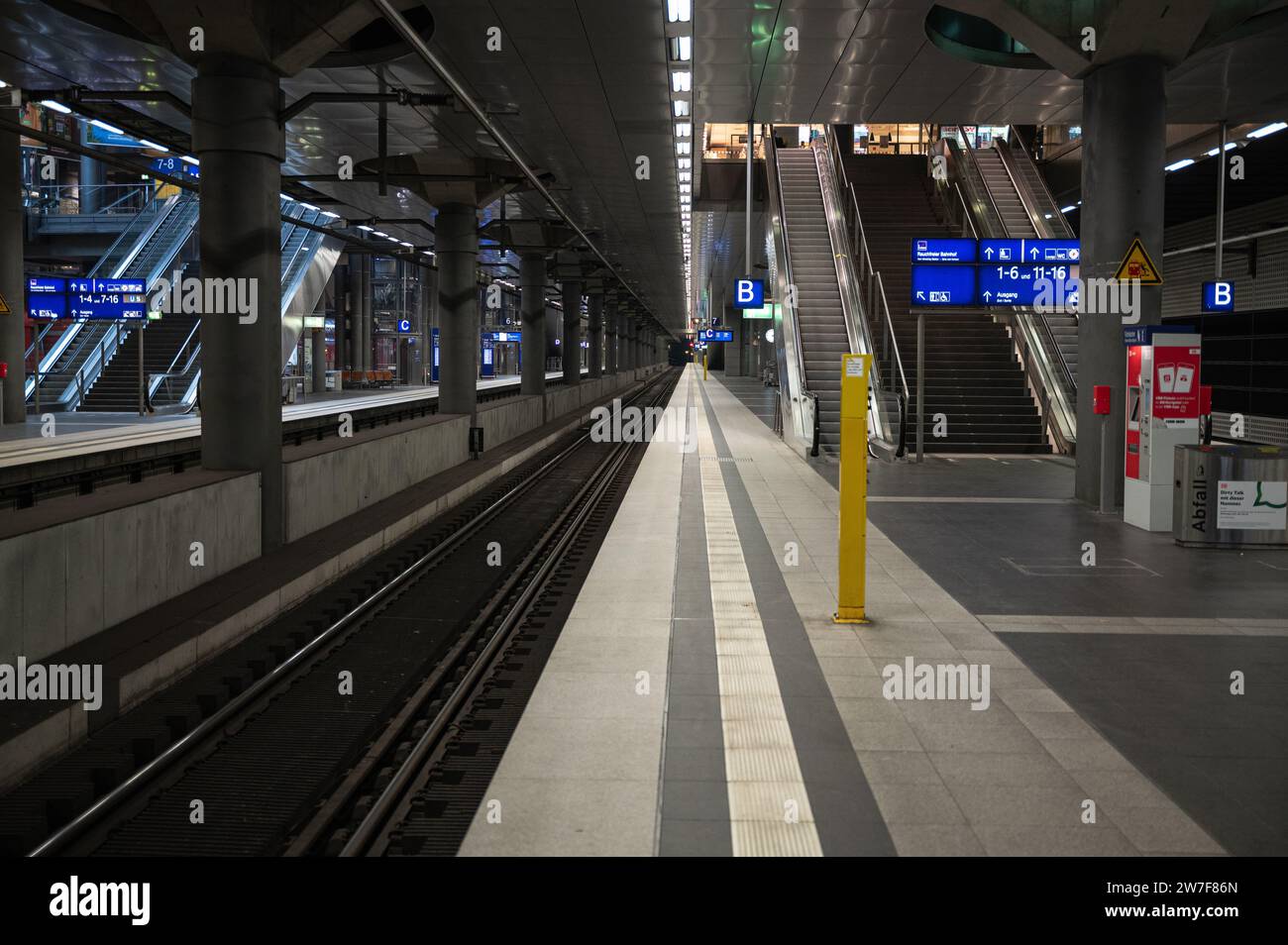 08.12.2023, Deutschland, Berlin, - ein fast verlassener Berliner Hauptbahnhof im Bezirk Mitte mit leeren Bahnsteigen während eines Streiks durch die Zugfahrt Stockfoto