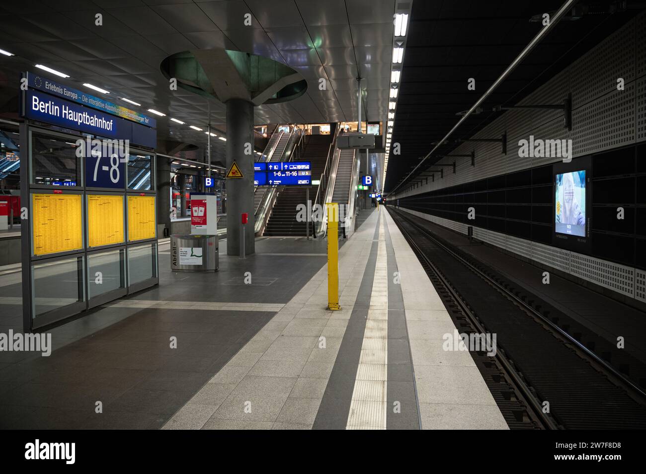 08.12.2023, Deutschland, Berlin, - ein fast verlassener Berliner Hauptbahnhof im Bezirk Mitte mit leeren Bahnsteigen während eines Streiks durch die Zugfahrt Stockfoto