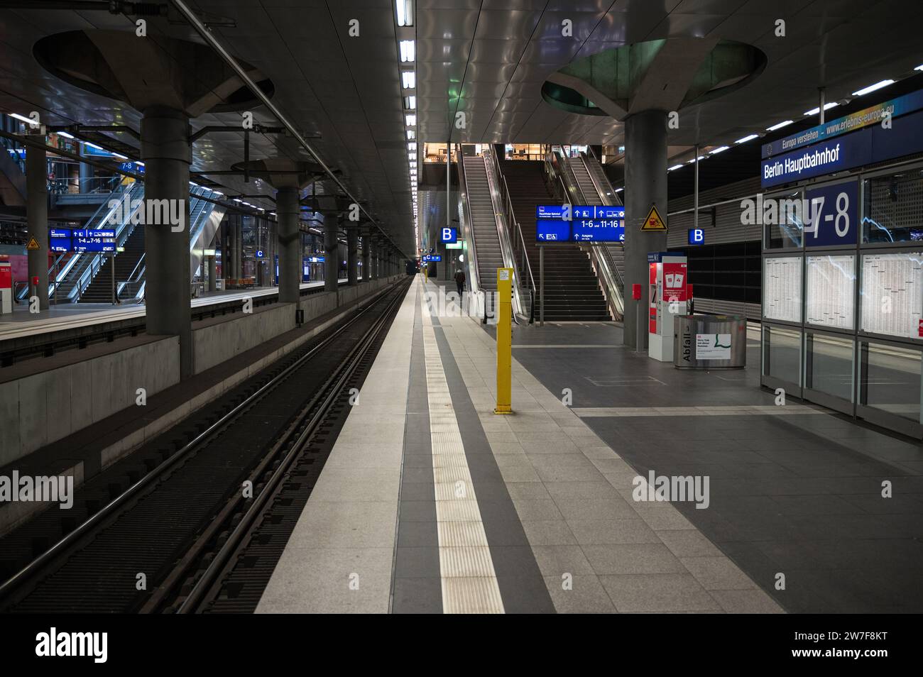 08.12.2023, Deutschland, Berlin, - ein fast verlassener Berliner Hauptbahnhof im Bezirk Mitte mit leeren Bahnsteigen während eines Streiks durch die Zugfahrt Stockfoto