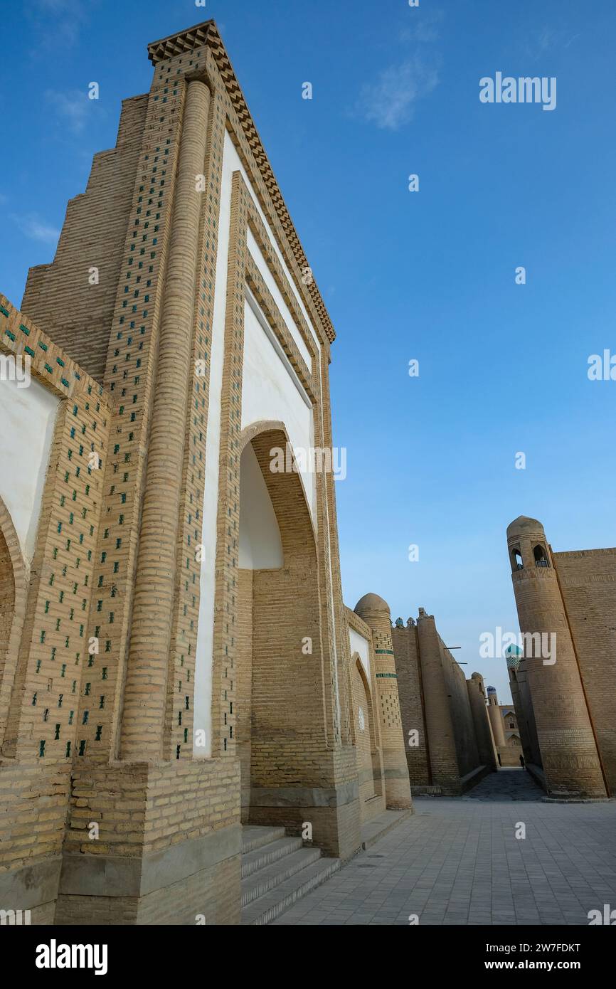 Chiwa, Usbekistan - 15. Dezember 2023: Muhammad Amin Inaq Madrasah in der Altstadt von Chiwa, Usbekistan. Stockfoto