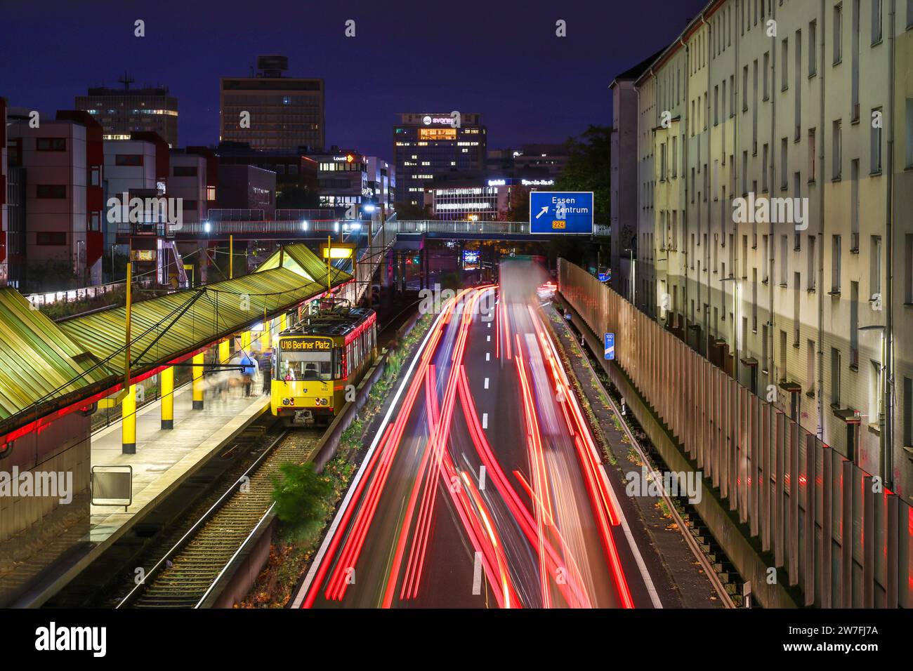 09.11.2023, Deutschland, Essen, Nordrhein-Westfalen - Autobahn A40 im Stadtzentrum in der Abenddämmerung. U-Bahn-Linie U18 auf dem Weg nach B Stockfoto