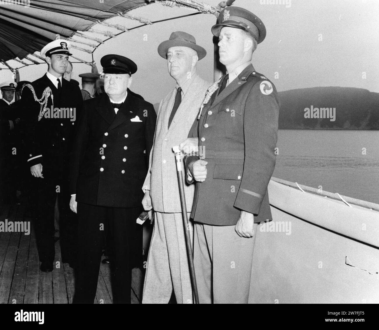 Winston Churchill mit Franklin D. Roosevelt an Bord der USS Augusta (CA-31) am 9. August 1941 Stockfoto