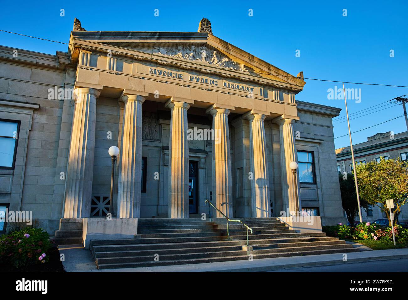 Goldene Stunde am Eingang der öffentlichen Bibliothek Muncie, klassische Architektur Stockfoto