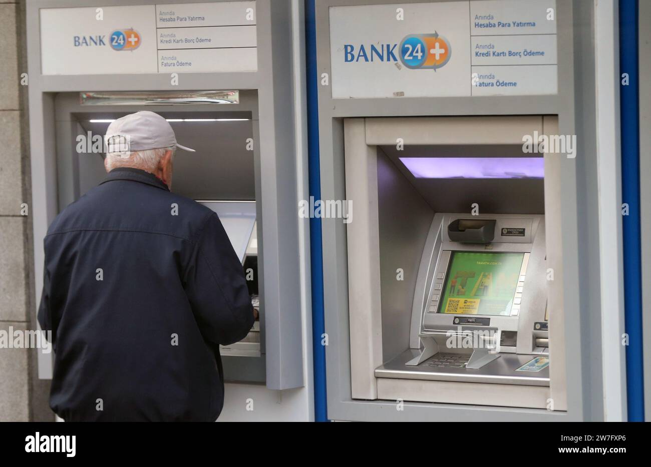 Ankara, T¨¹rkiye. Dezember 2023. Ein Mann zieht am 21. Dezember 2023 Geld von einem Geldautomaten in Ankara, T¨¹rkiye, ab. Die Zentralbank von T¨¹rkiye hat am Donnerstag zum siebten Mal in Folge eine Zinserhöhung durchgeführt, um die zweistellige Inflation zu besiegen, was ein bevorstehendes Ende des Straffungszyklus signalisiert, der zum Kennzeichen einer politischen Umkehr geworden ist, sagten Experten. Quelle: Mustafa Kaya/Xinhua/Alamy Live News Stockfoto