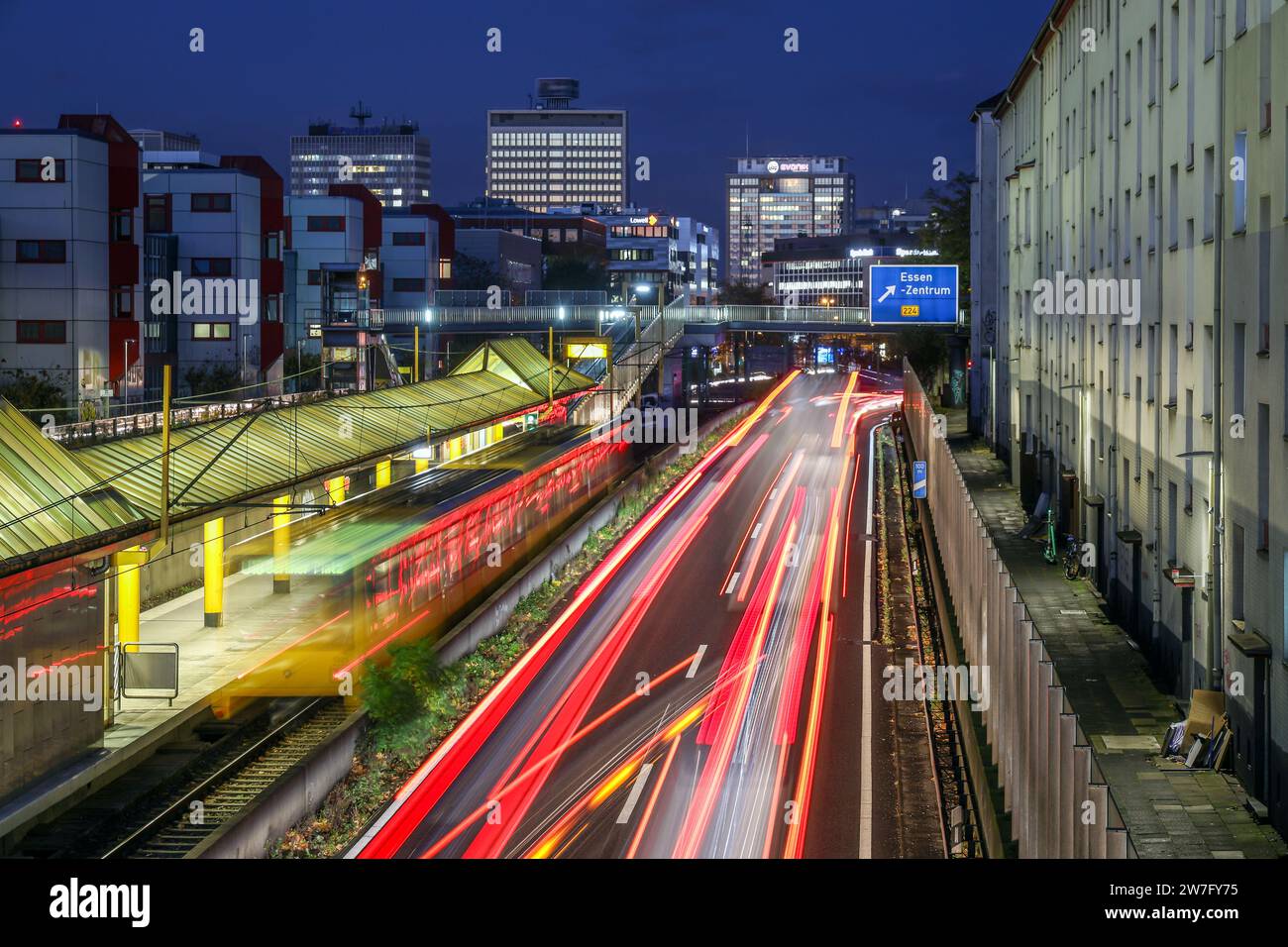 24.11.2023, Deutschland, Essen, Nordrhein-Westfalen - Autobahn A40 im Stadtzentrum, Ausfahrt Essen Zentrum, in der Abenddämmerung. U-Bahn-Linie U1 Stockfoto