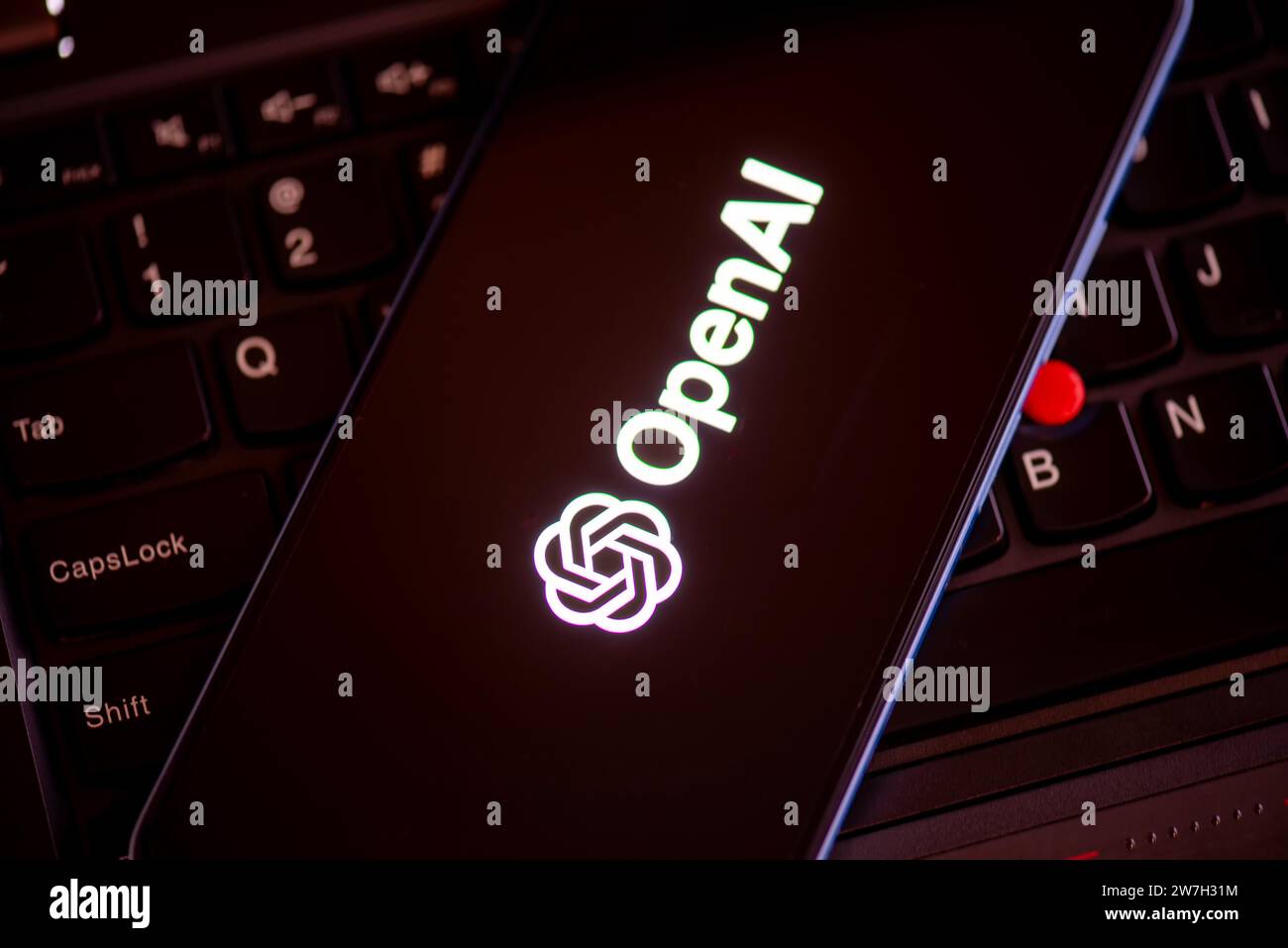 OpenAI-Logo auf dem Bildschirm des Smartphones. KI-Softwareentwicklung Stockfoto