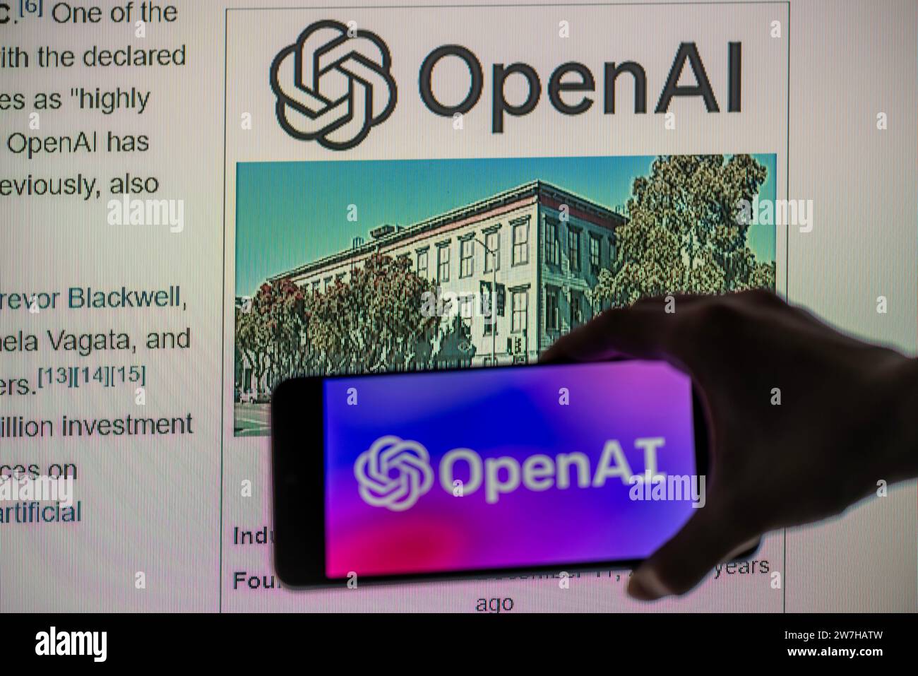 OpenAI-Logo auf dem Bildschirm des Smartphones. KI-Softwareentwicklung Stockfoto