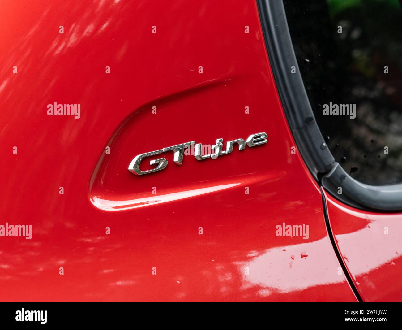 GT Line Symbol auf einem roten Peugeot 208 Äußeren. Das Emblem befindet sich neben dem Seitenfenster. Nahaufnahme des Schilds, das auf die Besonderheiten dieses Fahrzeugs hinweist. Stockfoto
