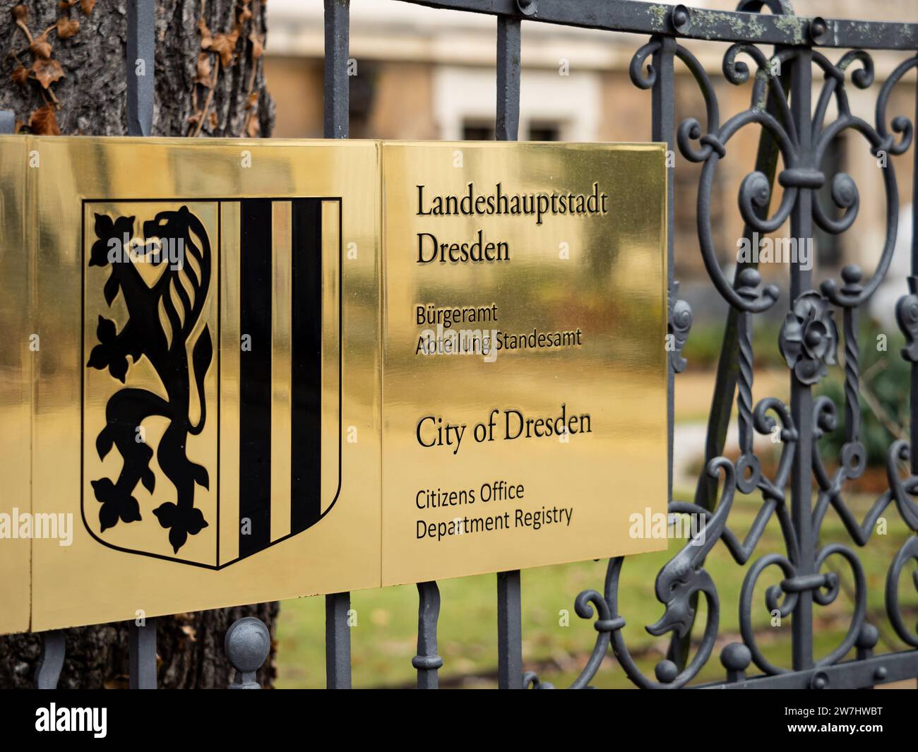 Standesamt unterschreiben auf einem alten Zaun. Heirat in Sachsen in einem traditionellen Gebäude. Ein Teil der Zeremonie findet im Haus statt. Stockfoto