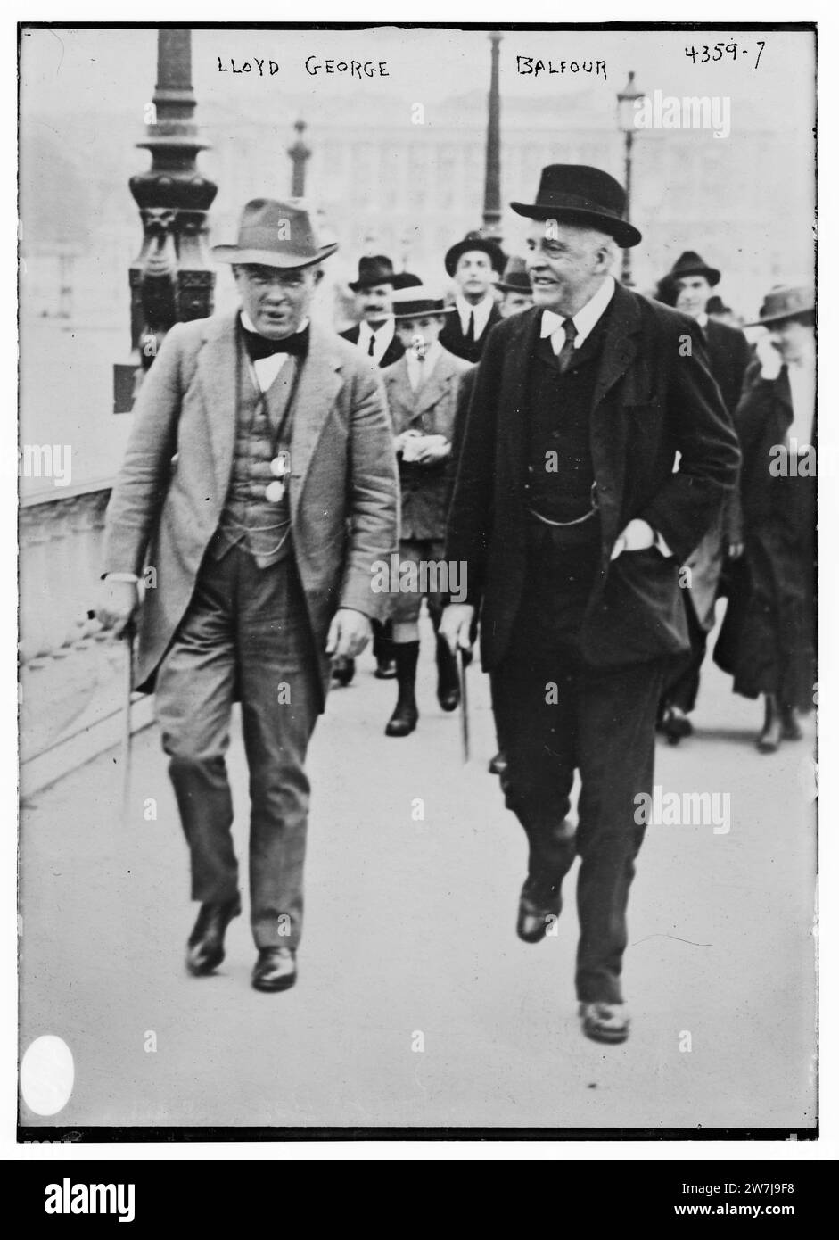 Der Premierminister der Liberalen Partei des Vereinigten Königreichs David Lloyd George und der Außenminister der Konservativen Partei Arthur James Balfour. Während der Alliierten-Konferenz in Paris im Juli 1917. Stockfoto