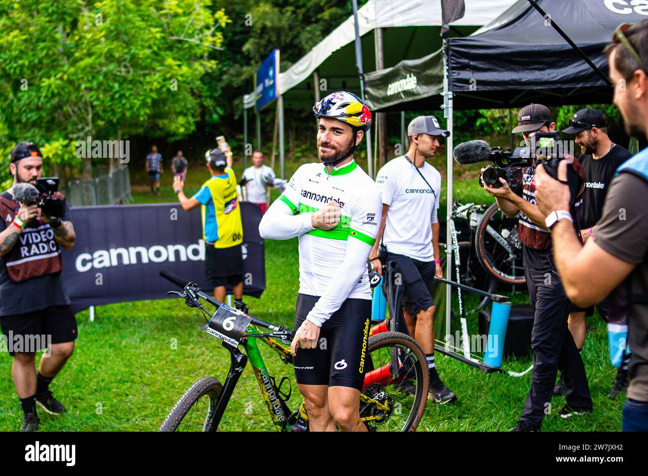 Der brasilianische Radrennfahrer Henrique Avancini, der am 8. April 2022 in Petropolis in Brasilien bei der UCI Mountain Bike World Cup teilnahm Stockfoto