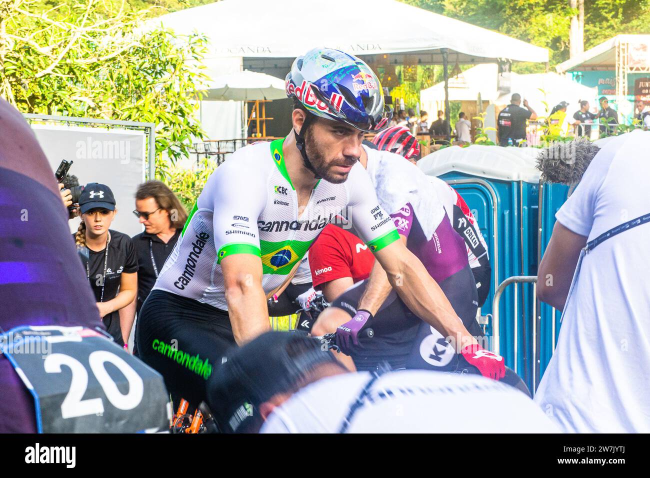 Der brasilianische Radrennfahrer Henrique Avancini war am 8. April 2022 auf der brasilianischen Bühne des UCI Mountain Bike World Cup in Petropolis, Brasilien Stockfoto