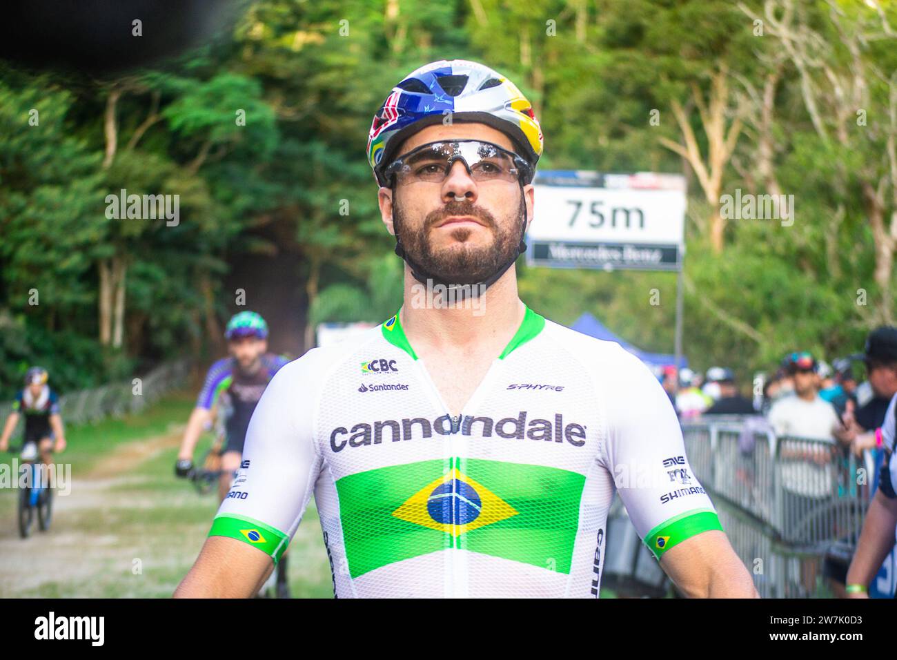 Der brasilianische Radfahrer Henrique Avancini konzentriert sich vor dem Start der UCI Mountain Bike World Cup am 8. April 2022 in Petropolis, Brasilien Stockfoto