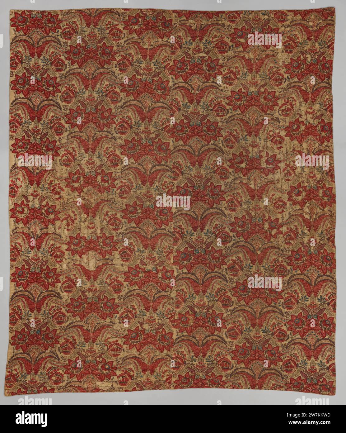 Sitsen Bettüberwurf mit farbigen Blumen und Palmen, ca. 1675 - ca. 1700 Seast mit roten, dunkelvioletten und gelben Palmen und roten Blumen mit blauen Herzen auf weißem, gelb getöntem Hintergrund. Der Bettüberwurf ist mit genähter Baumwolle gefüttert und mit kleinen roten Blumen bedruckt, schwarz auf weißem Hintergrund. Textil aus dem Osten. Persias (möglicherweise) Baumwolle (Textil). Chintz Chintz Seast mit roten, dunkelvioletten und gelben Palmen und roten Blumen mit blauen Herzen auf weißem, gelb getöntem Hintergrund. Der Bettüberwurf ist mit genähter Baumwolle gefüttert und mit kleinen roten Blumen bedruckt, schwarz auf weißem Hintergrund Stockfoto