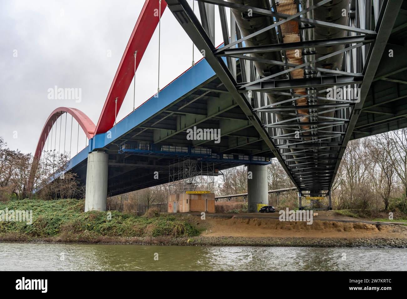 Baufällige Autobahnbrücke A42 (rote Bögen) über den Rhein-Herne-Kanal, mit massiven baulichen Schäden, für die nächsten Monate völlig geschlossen Stockfoto