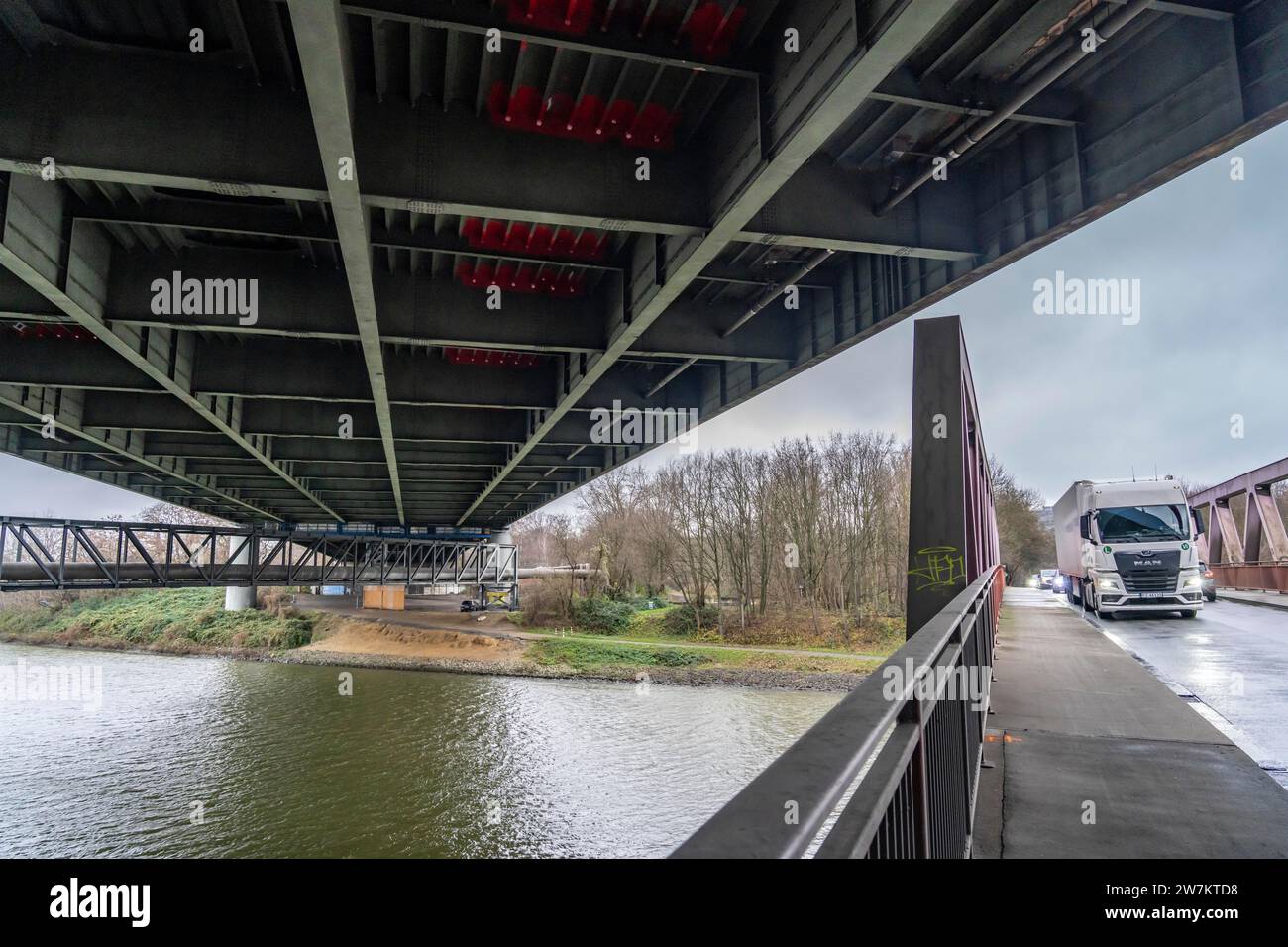 Baufällige Autobahnbrücke A42 (rote Bögen) über den Rhein-Herne-Kanal, mit massiven baulichen Schäden, für die nächsten Monate völlig geschlossen Stockfoto