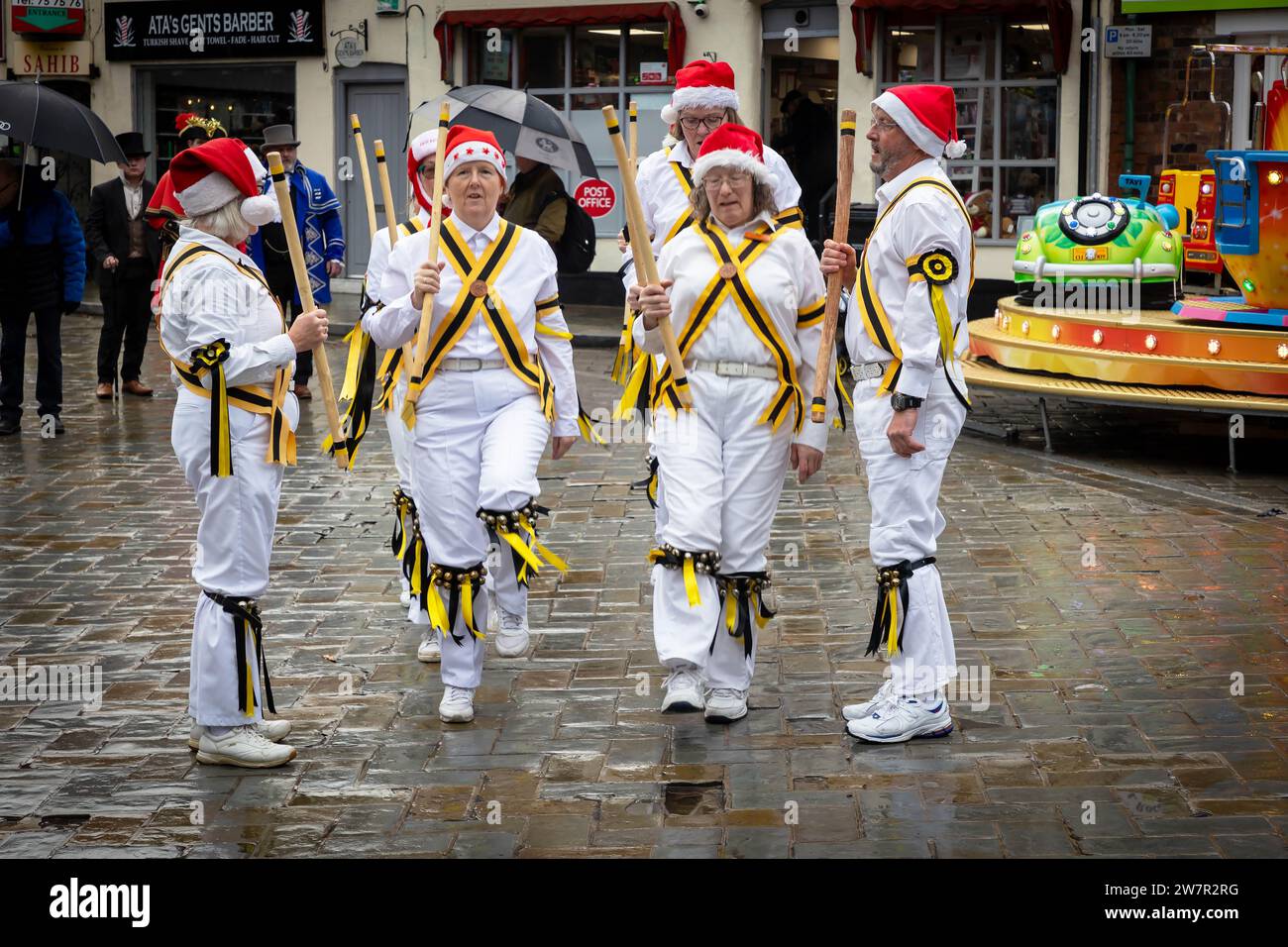 Mehrere Gruppen von Morris-Tänzerinnen traten auf den Straßen von Lymm, Cheshire, England, bei ihrem jährlichen Dickensian Festival auf Stockfoto