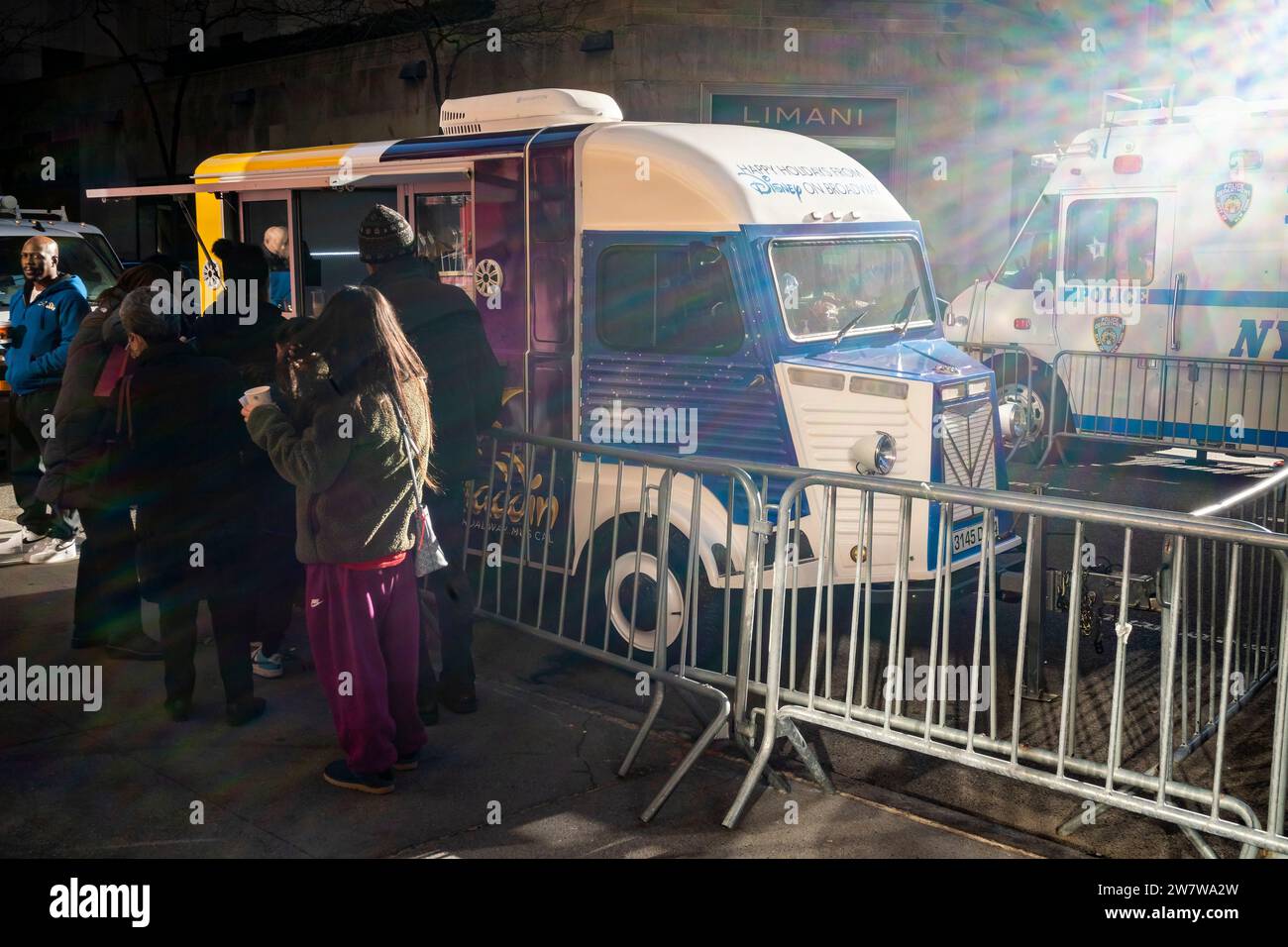 Ein umgestalteter Citron Truck serviert kostenlose Kaffeegetränke an Passanten, mit freundlicher Genehmigung der Walt Disney Co., einer Markenaktivierung für Disney am Broadway, die am Mittwoch, den 20. Dezember 2023 zu sehen ist. (©ÊRichard B. Levine) Stockfoto