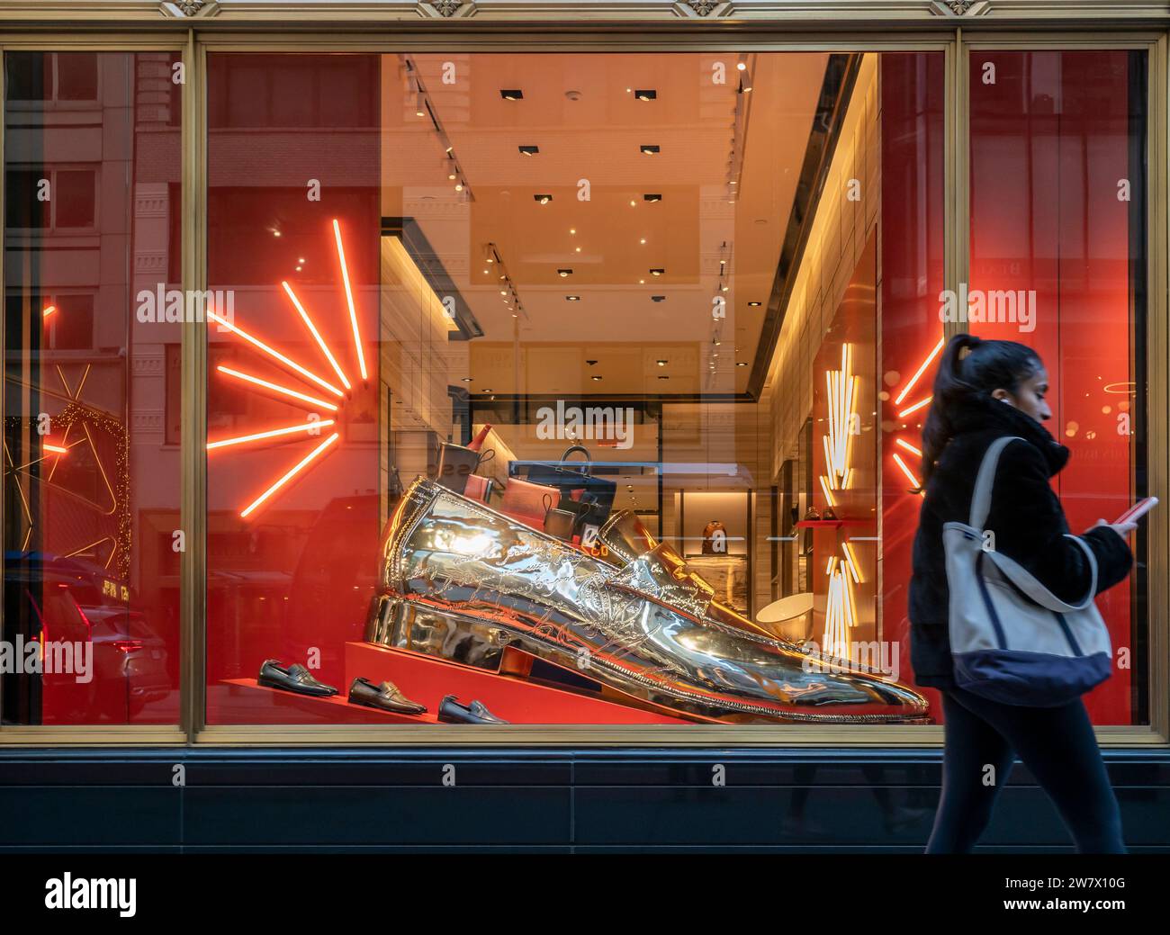 Schaufensterpräsentation mit Riesenschuh für die Luxusmarke Berluti in Midtown Manhattan in New York am Samstag, 16. Dezember 2023. Die National Retail Federation prognostiziert, dass die Ausgaben für Feiertage im November und Dezember ein Rekordvolumen von 3 % bis 4 % im Vergleich zum letzten Jahr erreichen werden. (© Richard B. Levine) Stockfoto