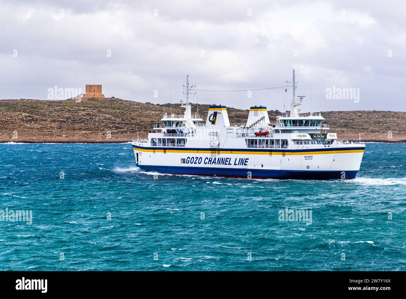 Fährüberfahrt zwischen Gozo und Malta mit der Gozo Channel Line vorbei an der Insel Comino Stockfoto