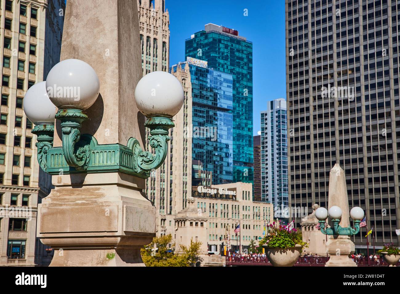 Betonsäule mit drei weißen Globus-Lichtern am sonnigen Sommertag umgeben von Chicago Wolkenkratzern Stockfoto