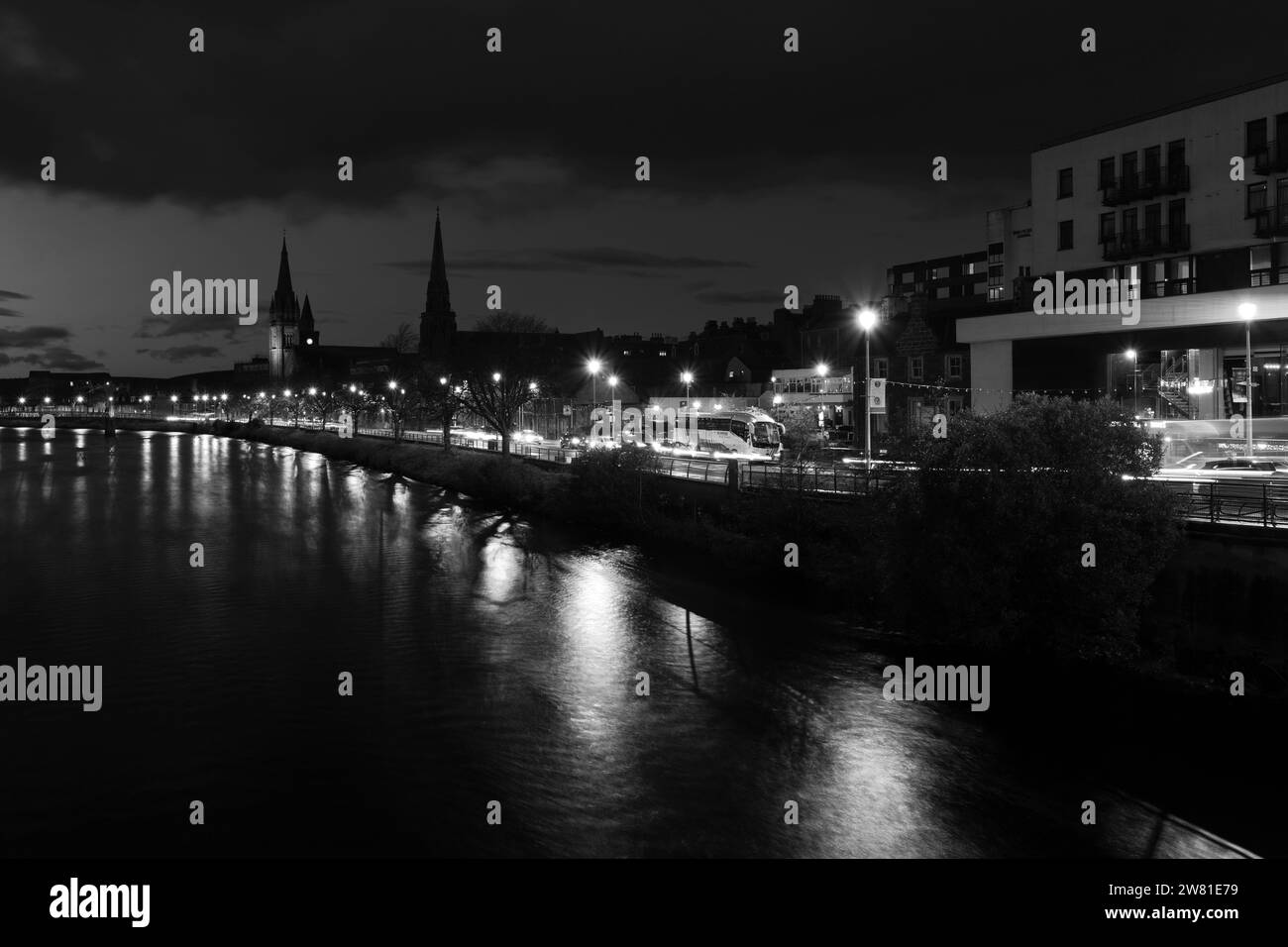 Nachtansicht entlang des Flusses Ness in Inverness City, Schottland, Großbritannien Stockfoto