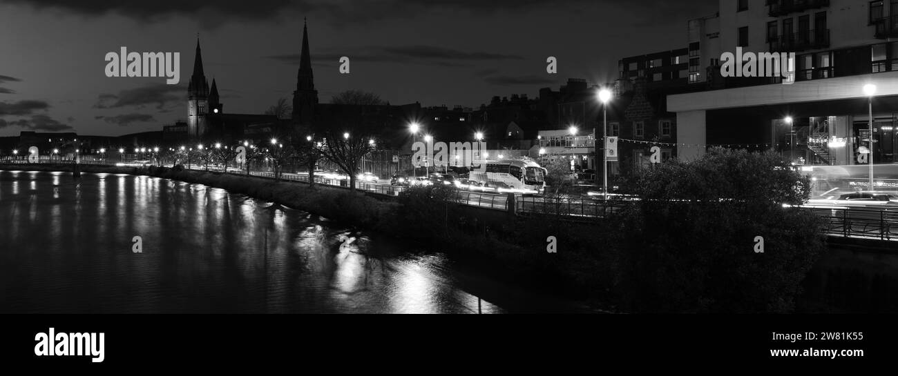 Nachtansicht entlang des Flusses Ness in Inverness City, Schottland, Großbritannien Stockfoto