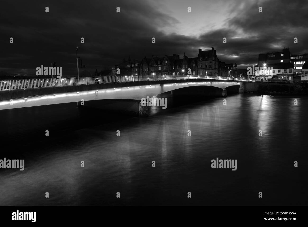 Die Ness-Brücke über den Fluss Ness in Inverness City, Schottland, Großbritannien Stockfoto