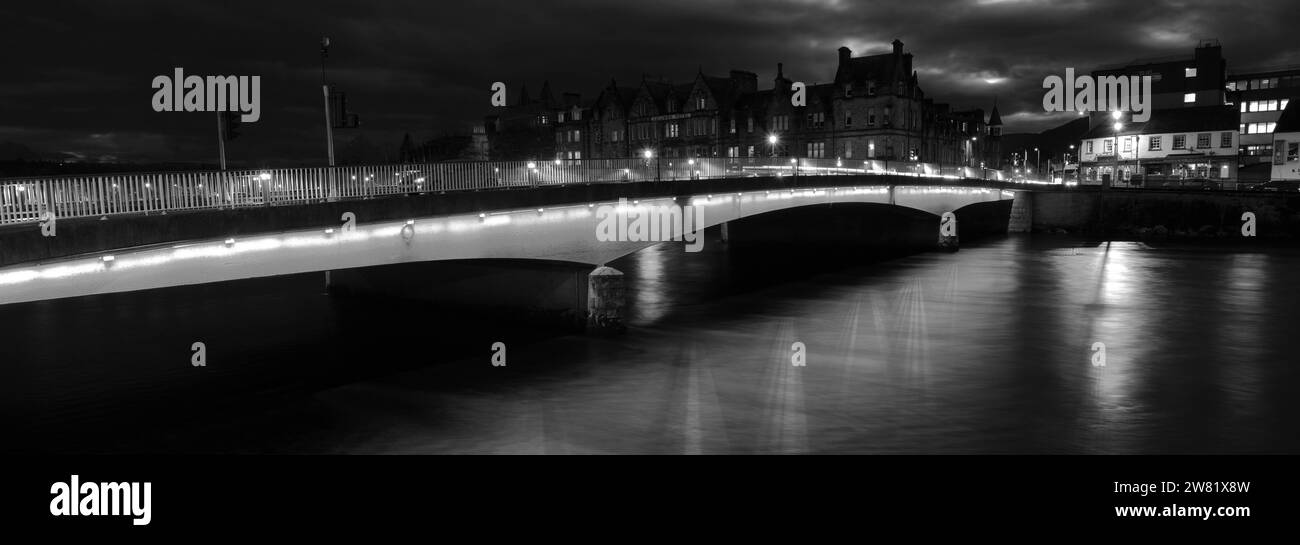 Die Ness-Brücke über den Fluss Ness in Inverness City, Schottland, Großbritannien Stockfoto