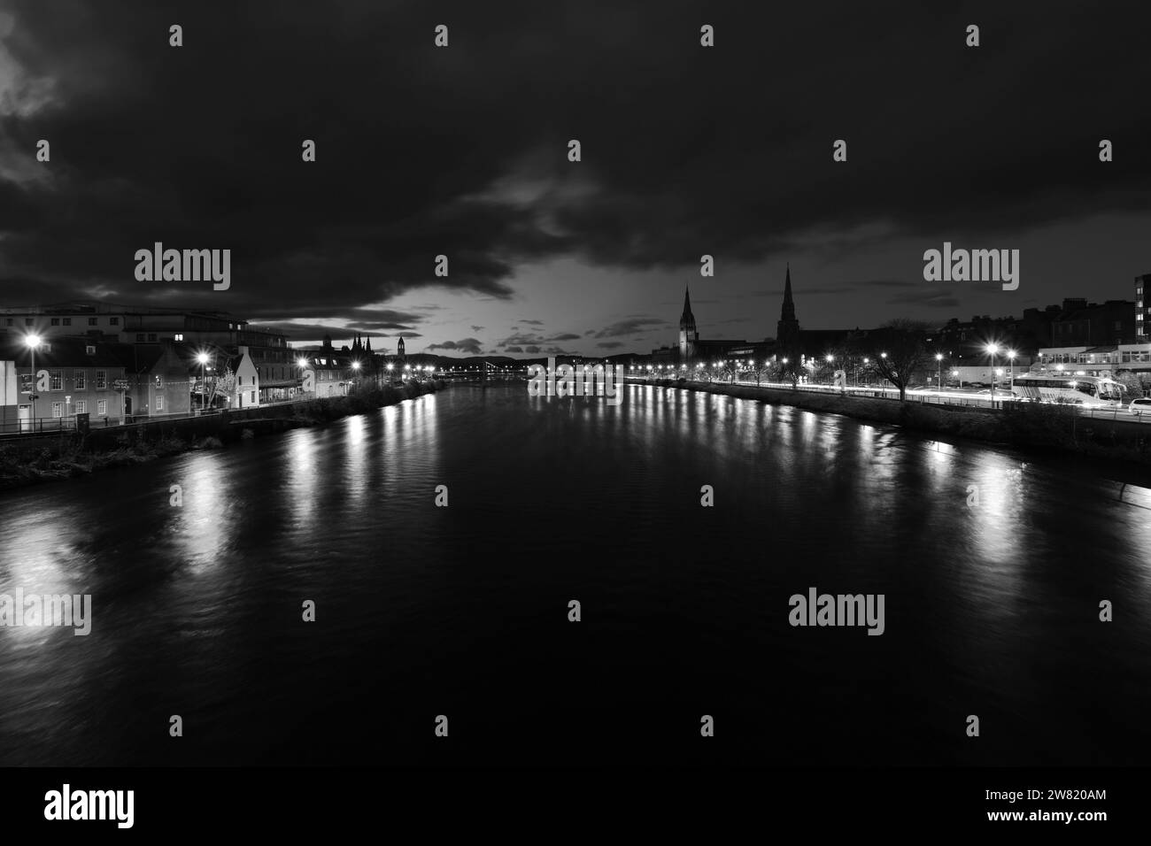 Nachtansicht entlang des Flusses Ness in Inverness City, Schottland, Großbritannien Stockfoto