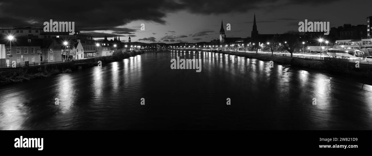 Nachtansicht entlang des Flusses Ness in Inverness City, Schottland, Großbritannien Stockfoto