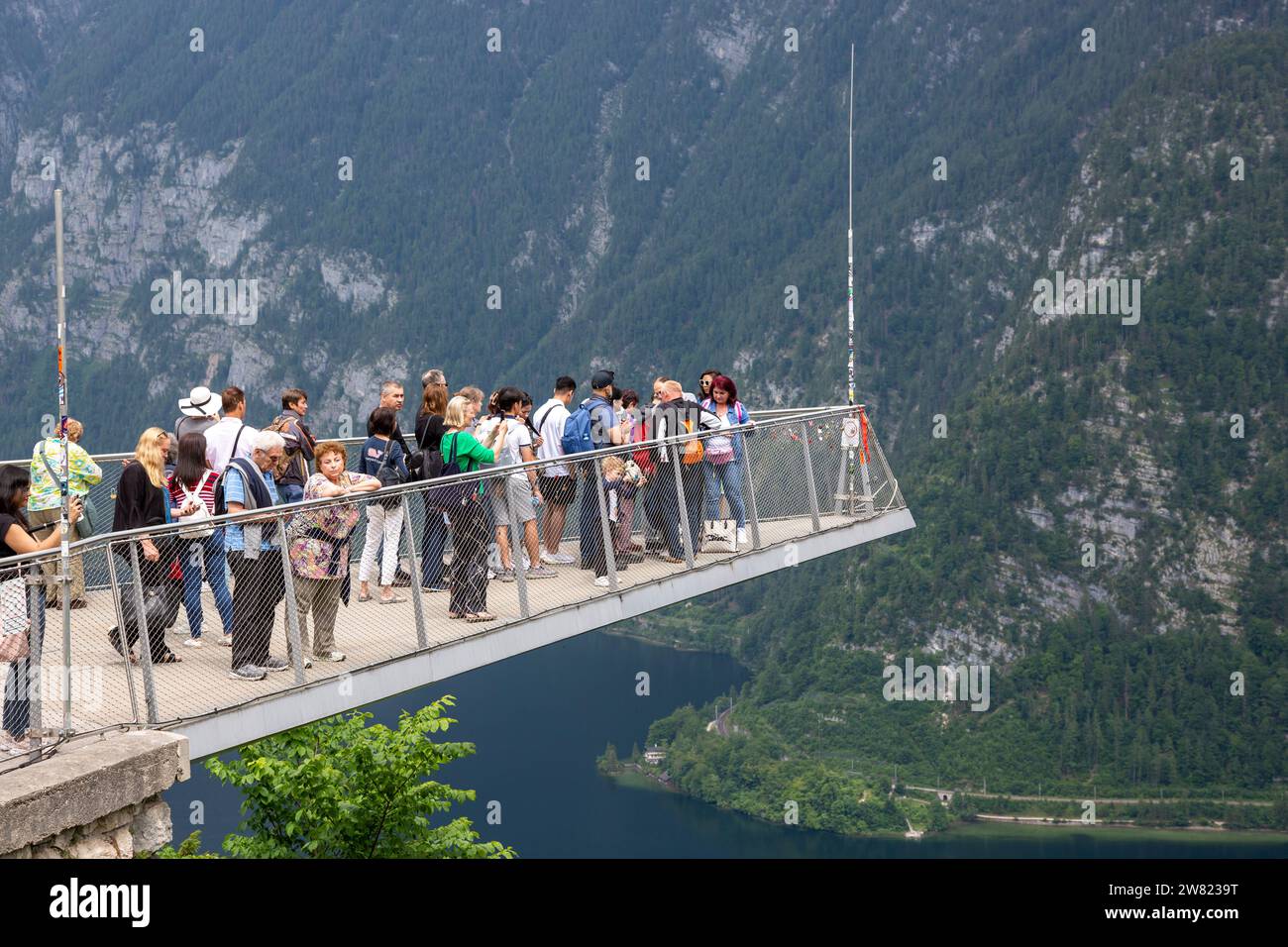 Hallstatt, Österreich - 17. Juni 2023: Hallstatt Skywalk Aussichtsplattform mit Panoramablick Stockfoto