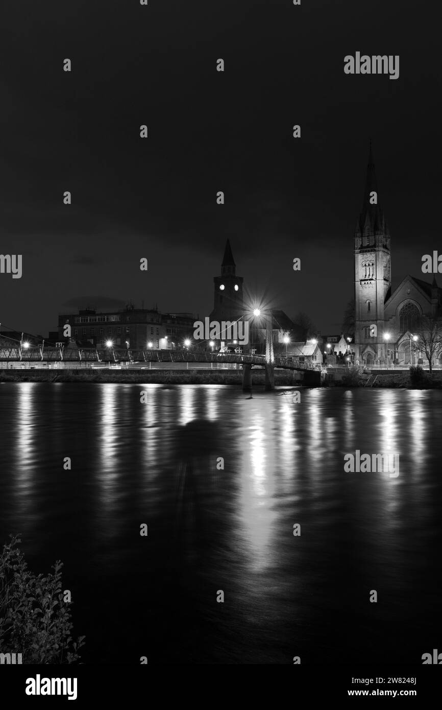 Die Greig Street Fußgängerbrücke über den Fluss Ness in Inverness City, Schottland, Großbritannien Stockfoto