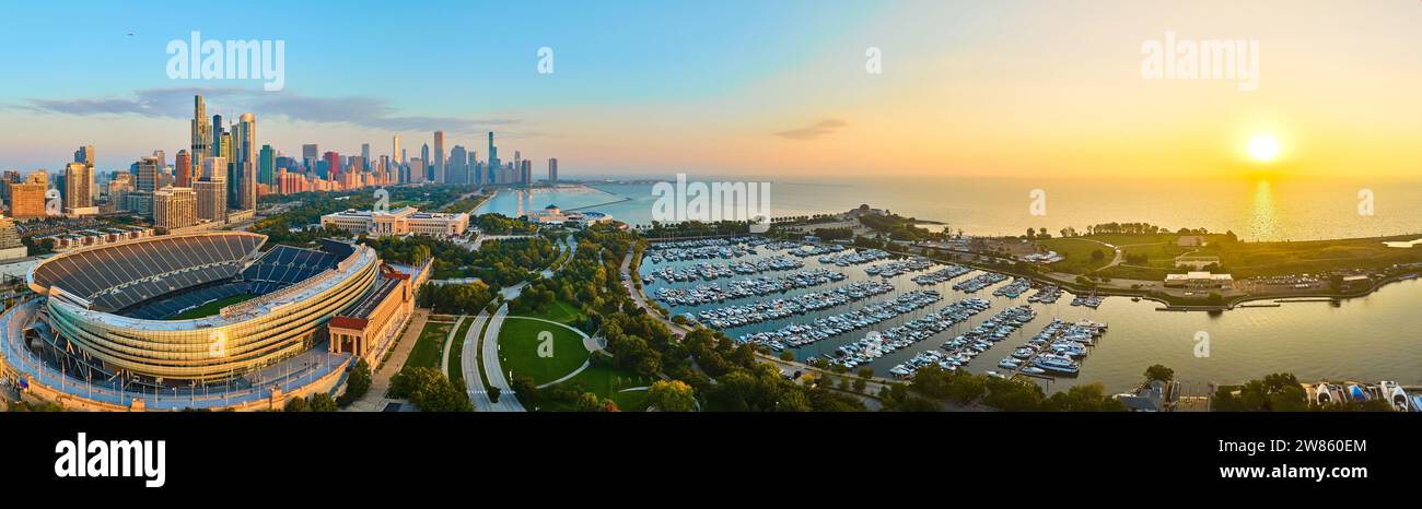 Skyline von Chicago und Soldier Field am Sunset Panorama Stockfoto