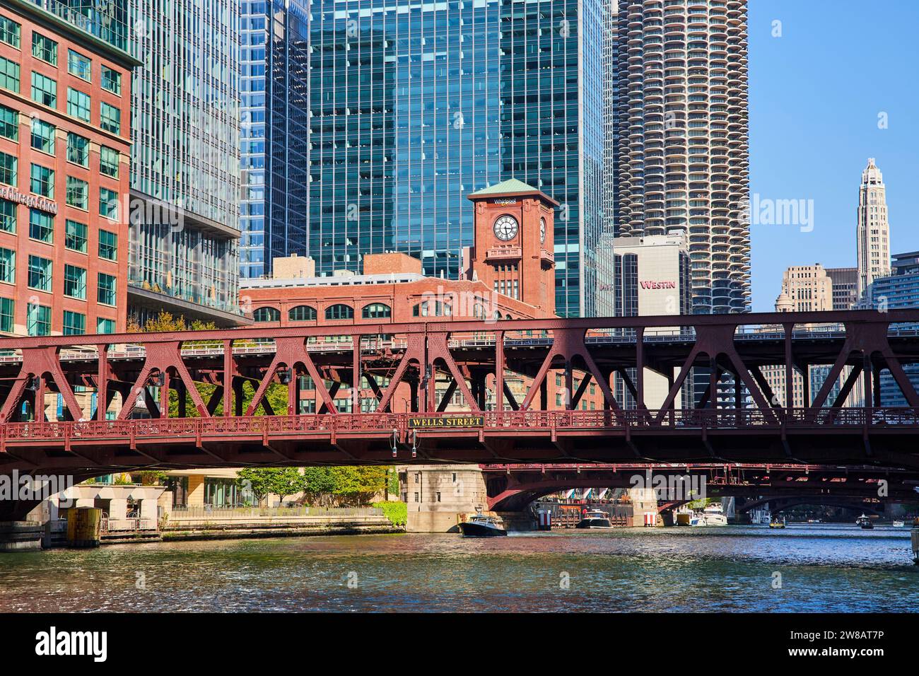 Rote Eisenbrücke über den Kanal von Chicago mit Wolkenkratzern, Hotels und Parkhaus im Sommer Stockfoto