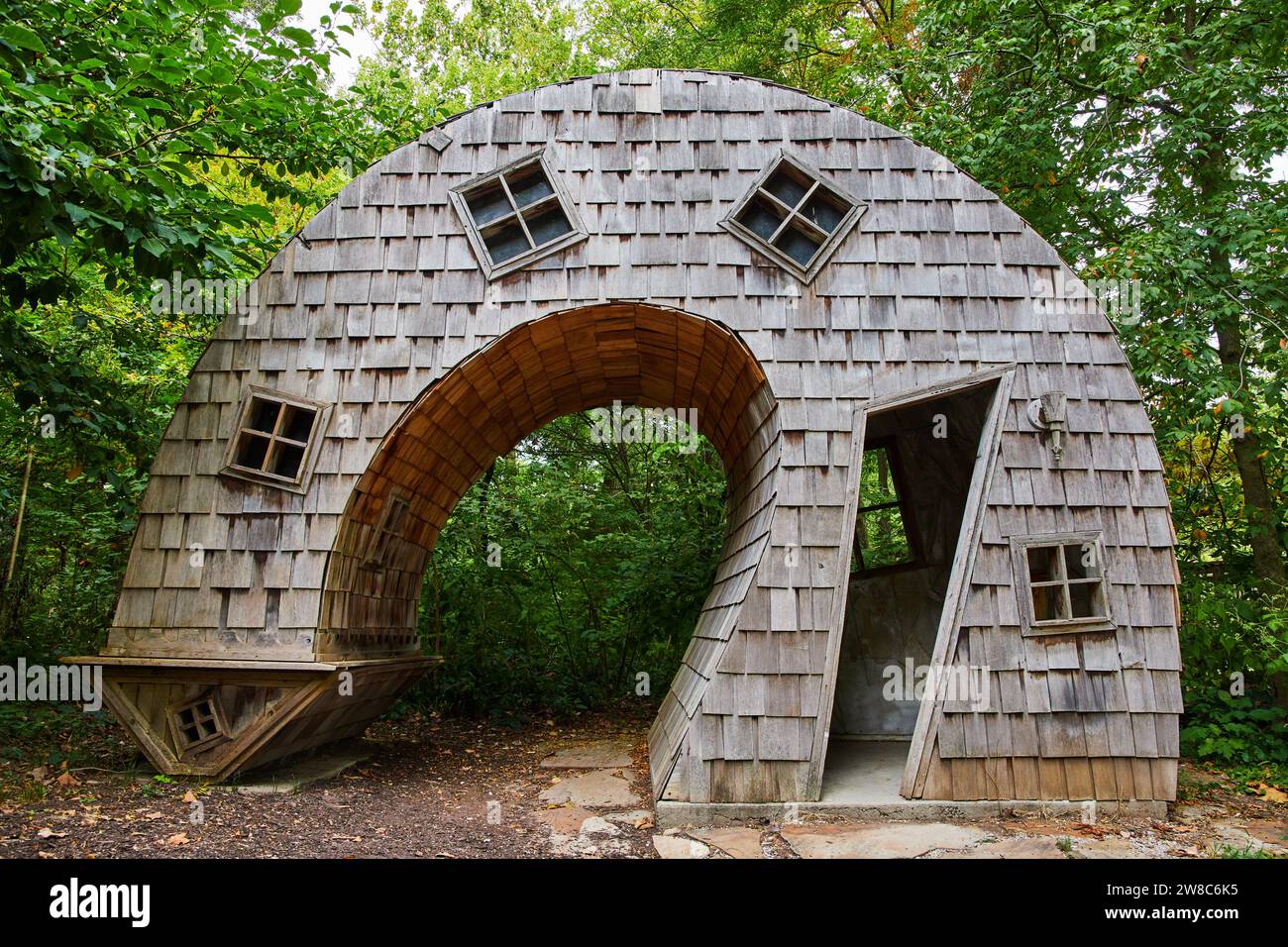 Skurriles Holzhaus in Waldlage Stockfoto