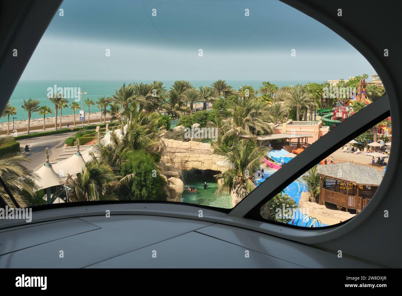 Meer und Palmenlandschaft im Atlantis Aquaventure von der Palm Jumeirah Monorail, Dubai, Vereinigte Arabische Emirate Stockfoto