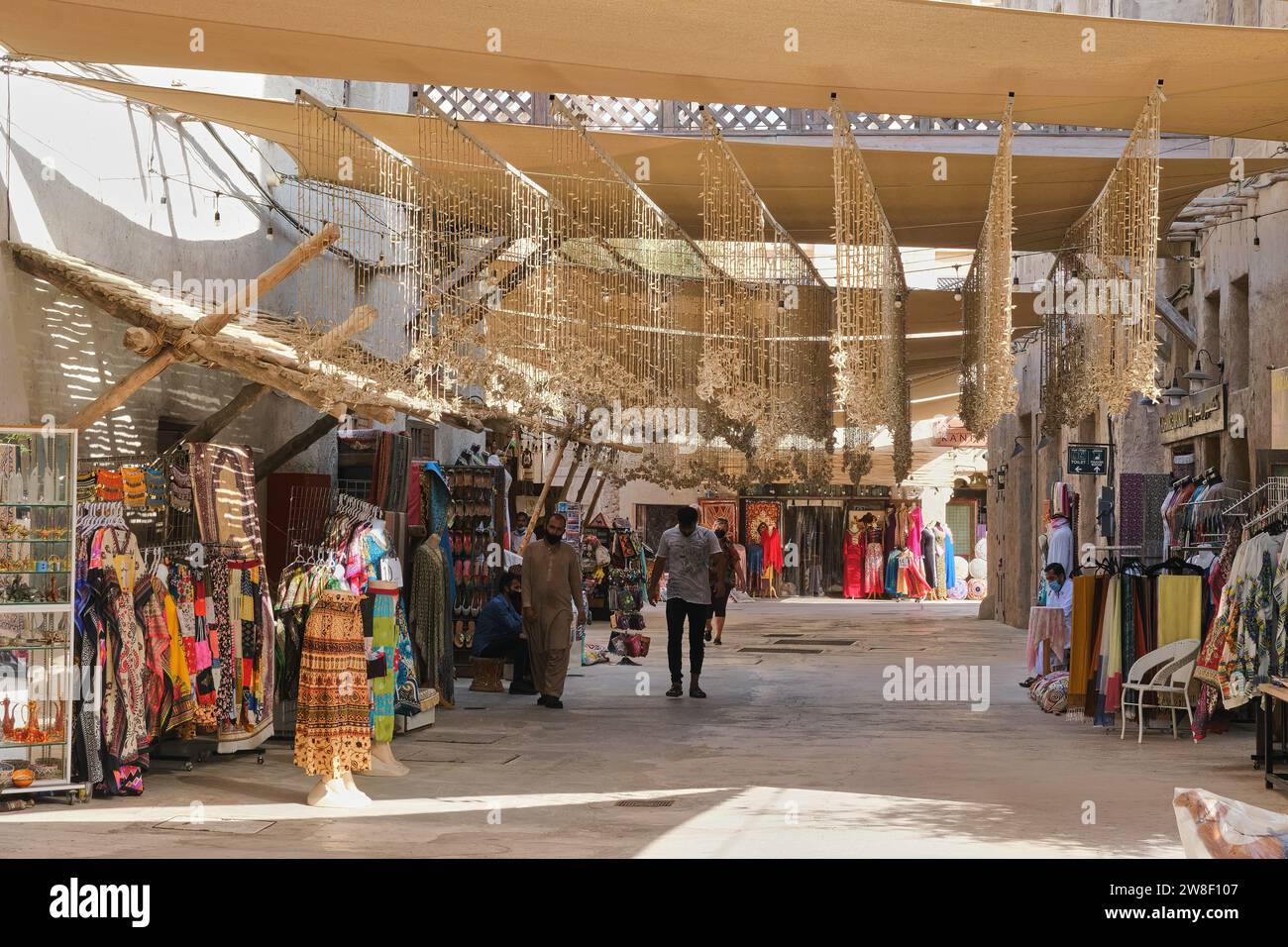Geschäfte, in denen Touristen-Waren verkauft werden, im historischen Viertel Al Fahidi, Dubai, VAE Stockfoto