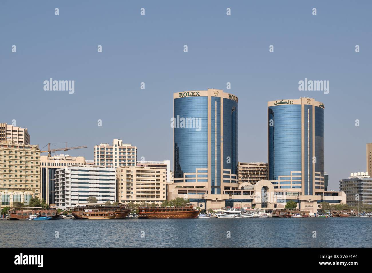 Blick auf den Dubai Creek und das vertäute arabische hölzerne Segelboot (Dhows) aus dem historischen Viertel Al Fahidi, Dubai, VAE Stockfoto