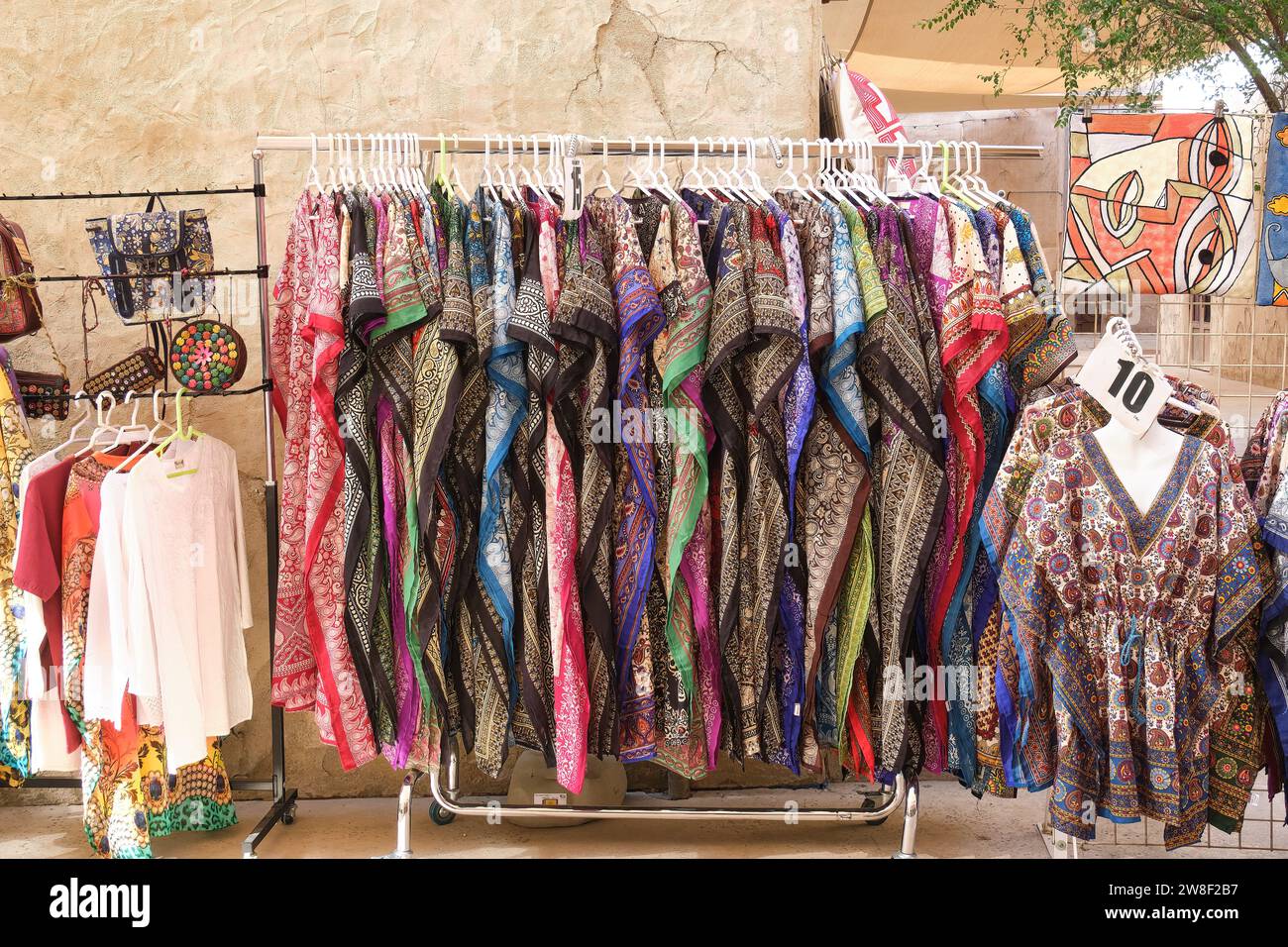Kleiderständer arabischer Frauen kleiden Souvenirs für Touristen im historischen Viertel Al Fahidi, Dubai, VAE Stockfoto