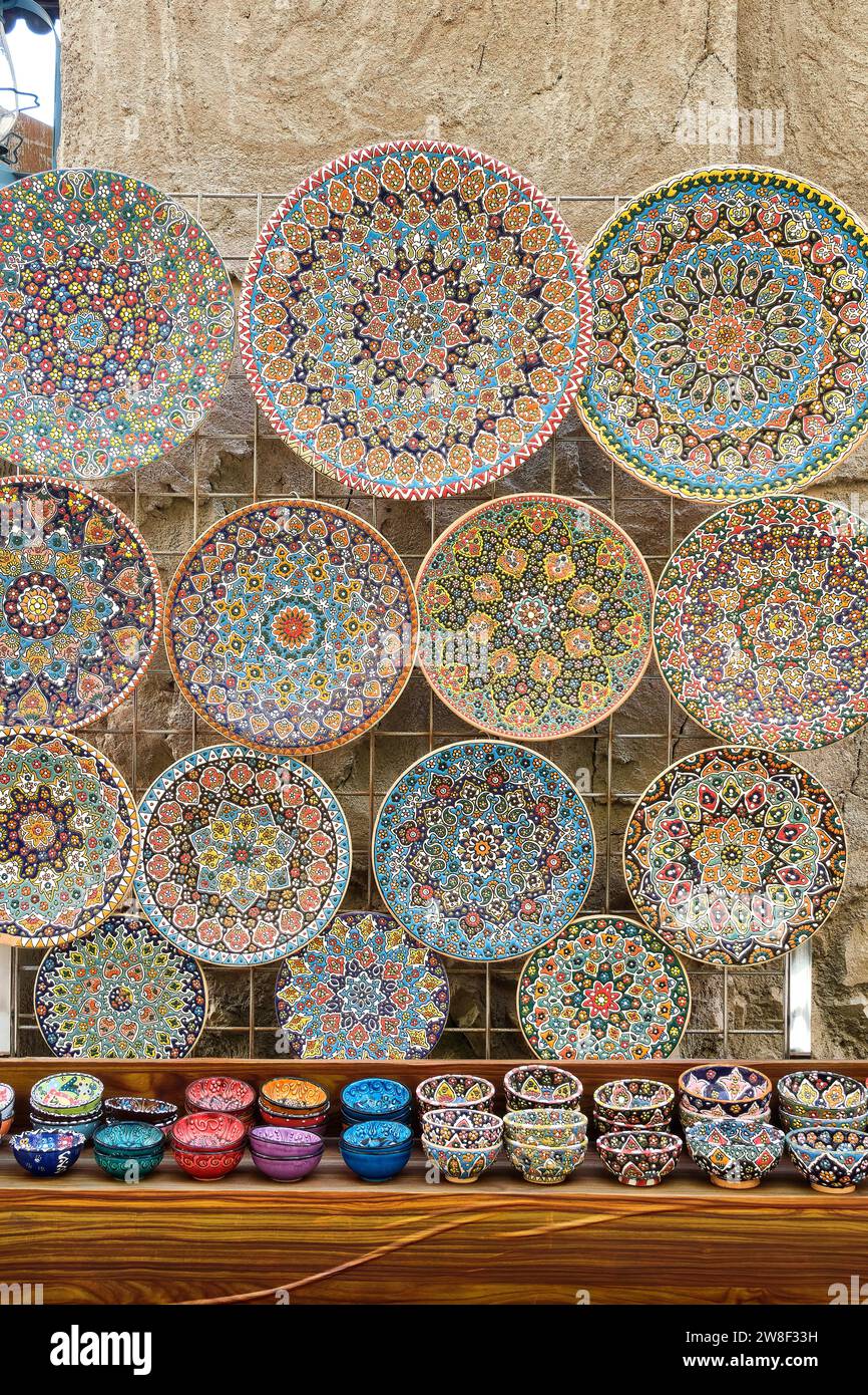 Farbenfrohe traditionelle Mosaikteller und Schüsseln touristische Souvenirs im historischen Viertel Al Fahidi, Dubai, VAE Stockfoto