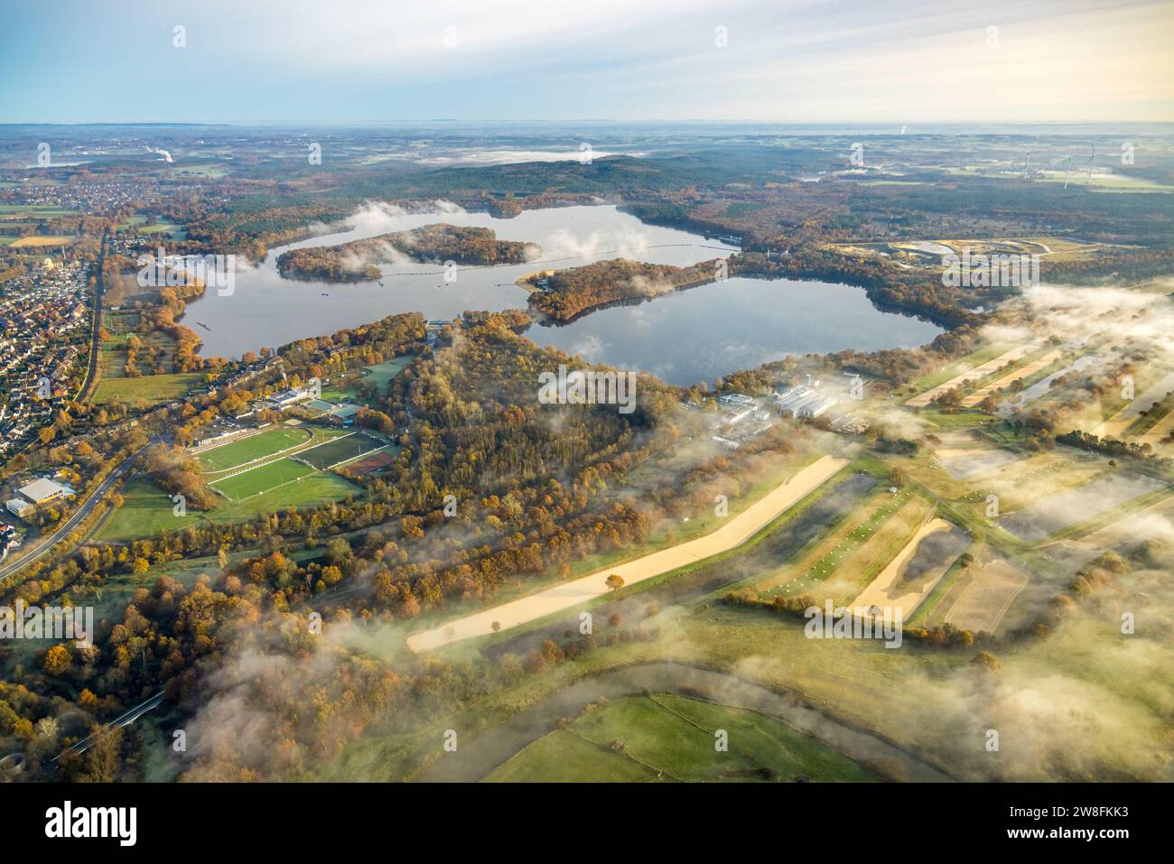 Aus der Vogelperspektive, Nebel über dem Haltern Stausee mit Fernsicht, umgeben von herbstlichen Laubbäumen, Haltern-Stadt, Haltern am See, Ruhrgebiet, Münst Stockfoto