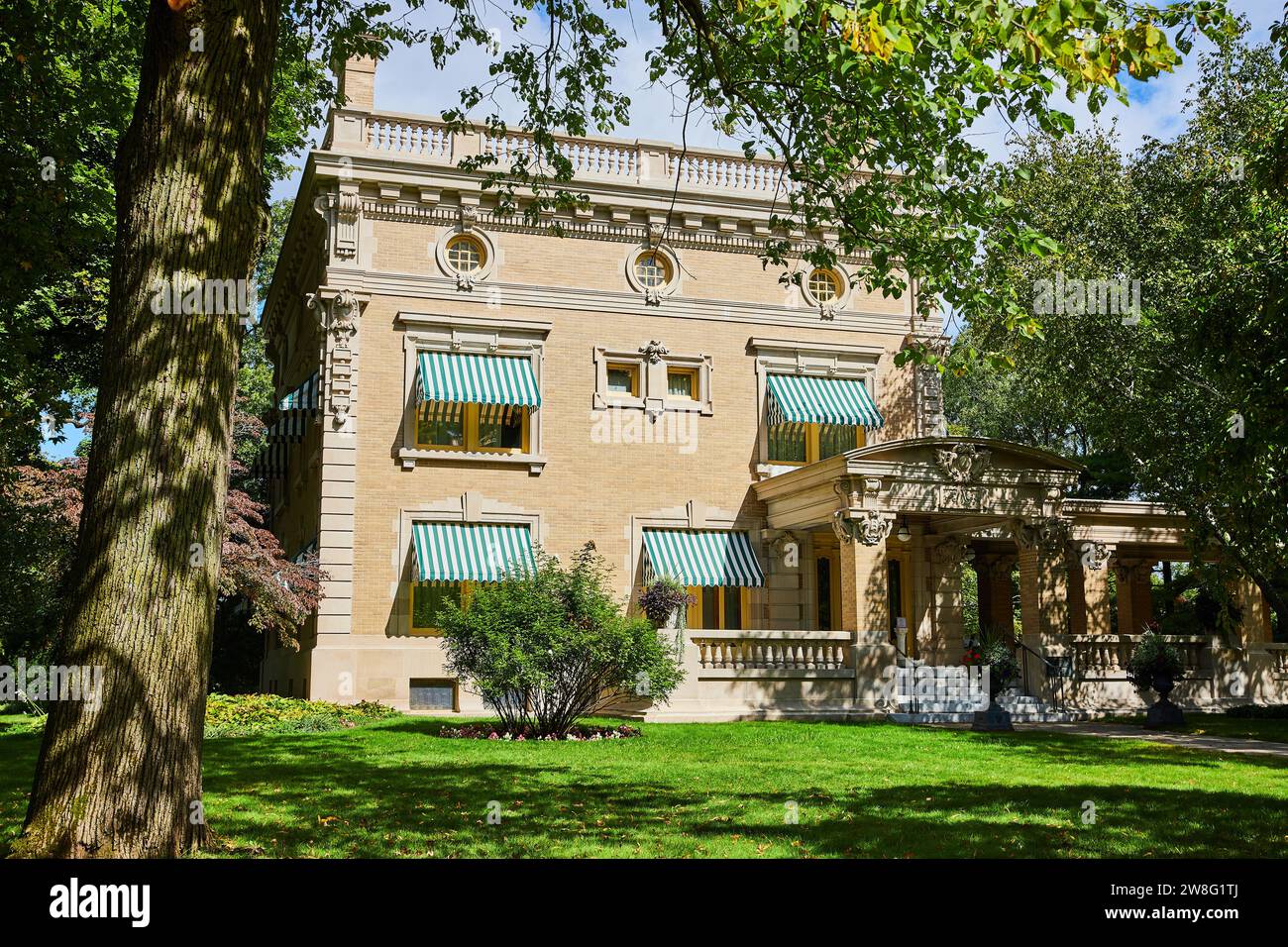 Grand Historic Mansion in üppigem Grün, Blick auf Augenhöhe Stockfoto