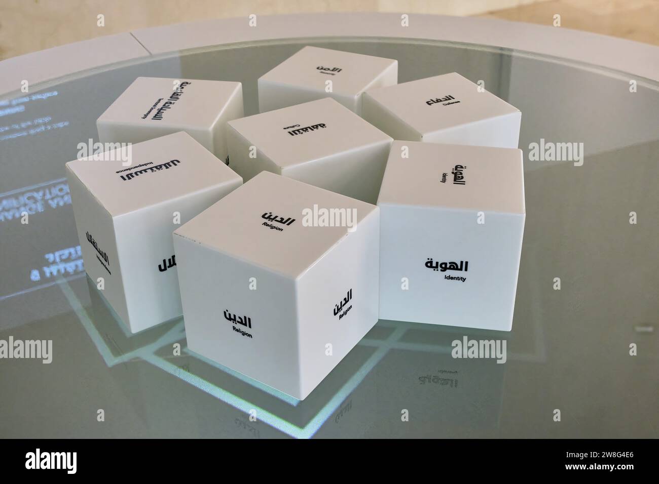 Die 7 Cubes-Ausstellung „Change and Unification 7 Cubes“ im Modern Etihad Museum in Dubai, Vereinigte Arabische Emirate Stockfoto