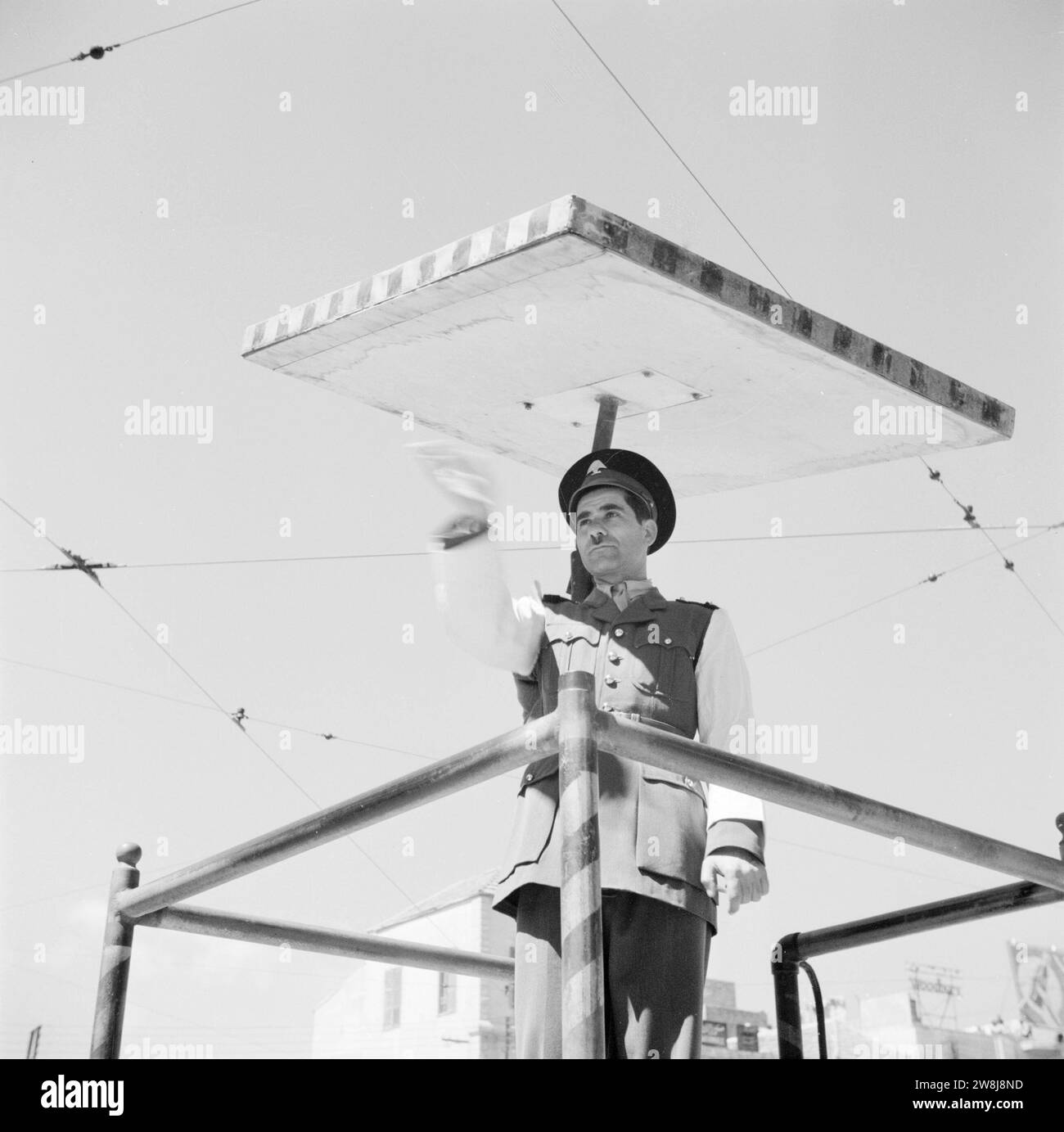 Straßenszene in Beirut, Polizist leitet den Verkehr ca. 1950-1955 Stockfoto
